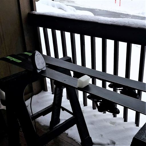 Waxing skis